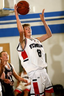 DB电竞-中国男篮鏖战加拿大男篮，卡鲁索三分雨点燃全场