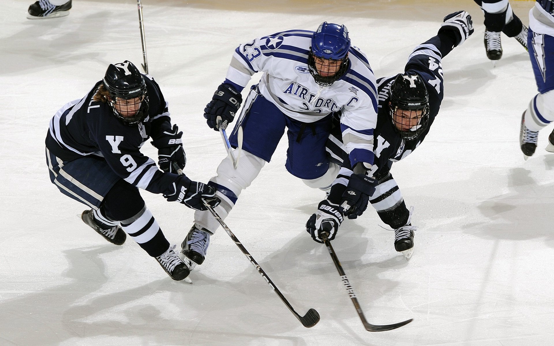 王者加冕，梅赛德斯轻取红牛，周冠宇高光时刻书写中国速度新篇章
