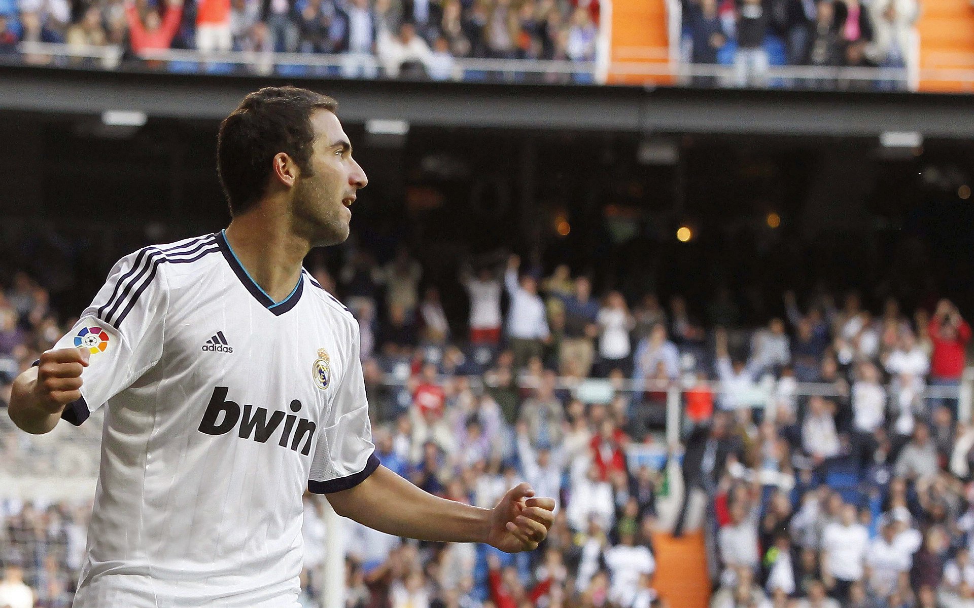 摩纳哥的蓝色闪电，当阿斯顿马丁撕裂红色王朝，勒克莱尔书写孤独的王座史诗